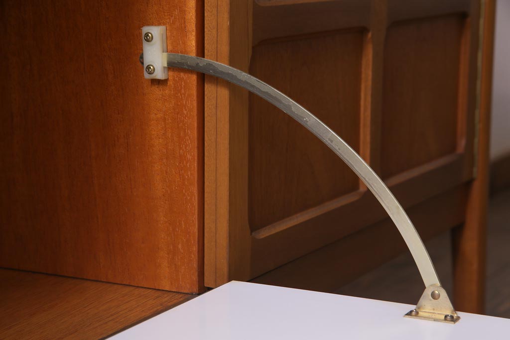 ヴィンテージ家具　北欧家具　チーク材　モダンなデザインがお洒落なサイドボード(収納棚、ビンテージ)