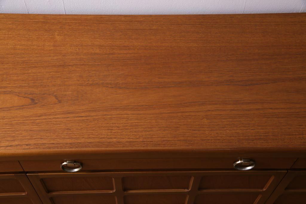 ヴィンテージ家具　北欧家具　チーク材　モダンなデザインがお洒落なサイドボード(収納棚、ビンテージ)