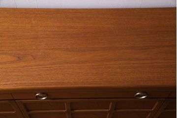 ヴィンテージ家具　北欧家具　チーク材　モダンなデザインがお洒落なサイドボード(収納棚、ビンテージ)