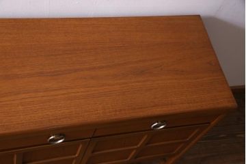 ヴィンテージ家具　北欧家具　チーク材　モダンなデザインがお洒落なサイドボード(収納棚、ビンテージ)