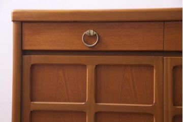 ヴィンテージ家具　北欧家具　チーク材　モダンなデザインがお洒落なサイドボード(収納棚、ビンテージ)