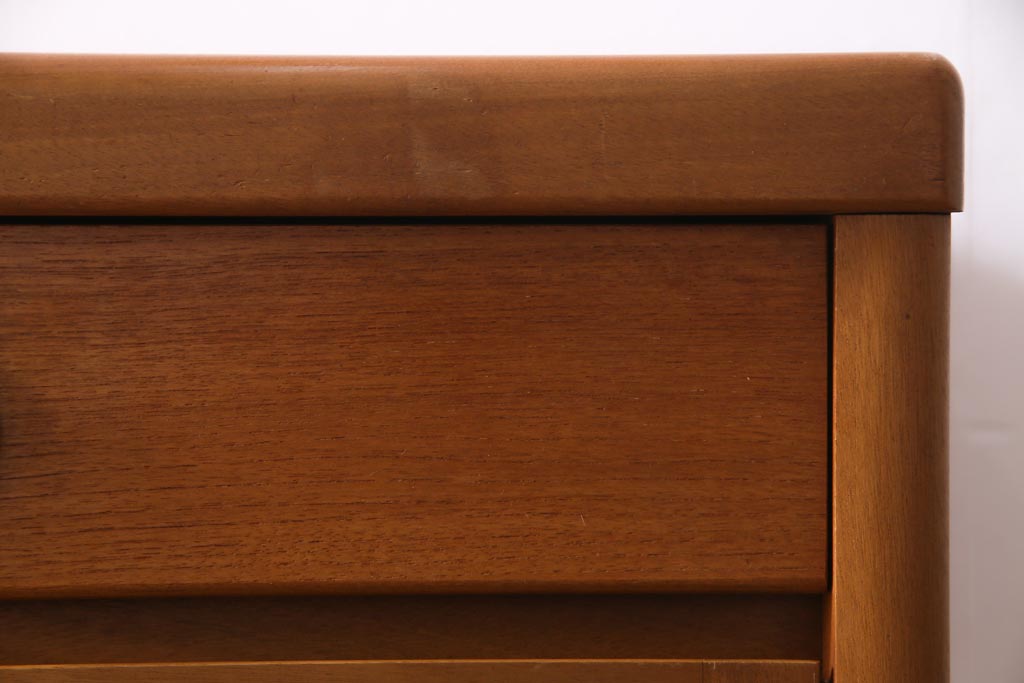 ヴィンテージ家具　北欧家具　チーク材　モダンなデザインがお洒落なサイドボード(収納棚、ビンテージ)