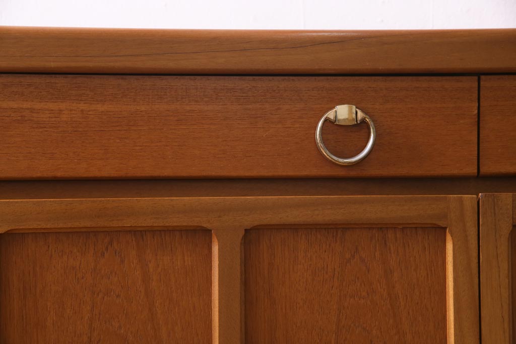 ヴィンテージ家具　北欧家具　チーク材　モダンなデザインがお洒落なサイドボード(収納棚、ビンテージ)