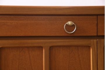 ヴィンテージ家具　北欧家具　チーク材　モダンなデザインがお洒落なサイドボード(収納棚、ビンテージ)