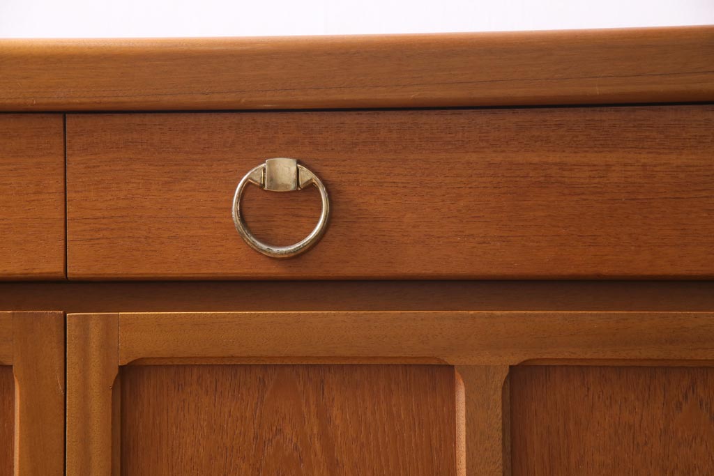 ヴィンテージ家具　北欧家具　チーク材　モダンなデザインがお洒落なサイドボード(収納棚、ビンテージ)