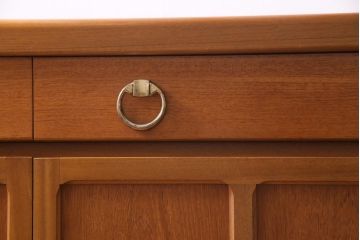 ヴィンテージ家具　北欧家具　チーク材　モダンなデザインがお洒落なサイドボード(収納棚、ビンテージ)