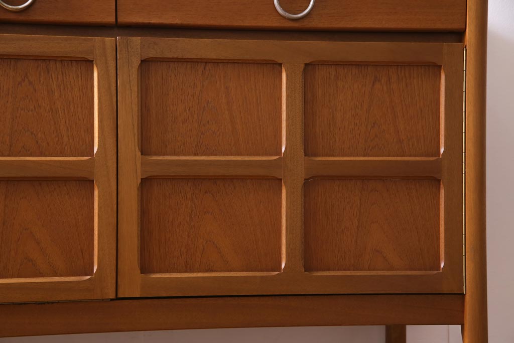 ヴィンテージ家具　北欧家具　チーク材　モダンなデザインがお洒落なサイドボード(収納棚、ビンテージ)