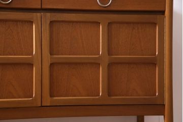 ヴィンテージ家具　北欧家具　チーク材　モダンなデザインがお洒落なサイドボード(収納棚、ビンテージ)