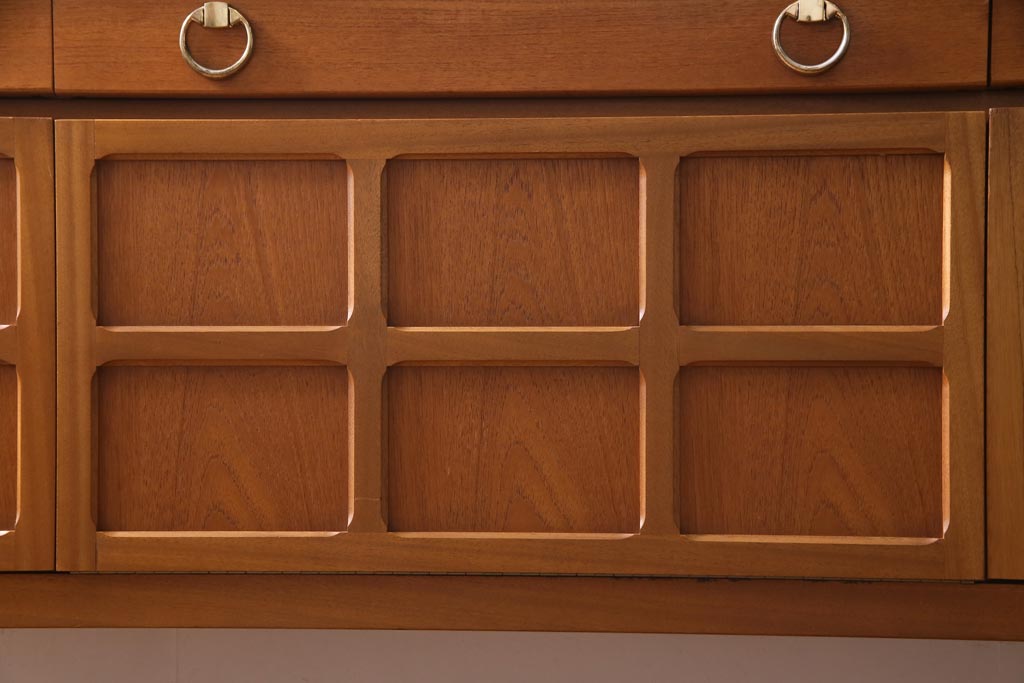 ヴィンテージ家具　北欧家具　チーク材　モダンなデザインがお洒落なサイドボード(収納棚、ビンテージ)