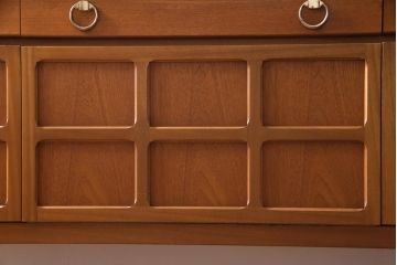 ヴィンテージ家具　北欧家具　チーク材　モダンなデザインがお洒落なサイドボード(収納棚、ビンテージ)