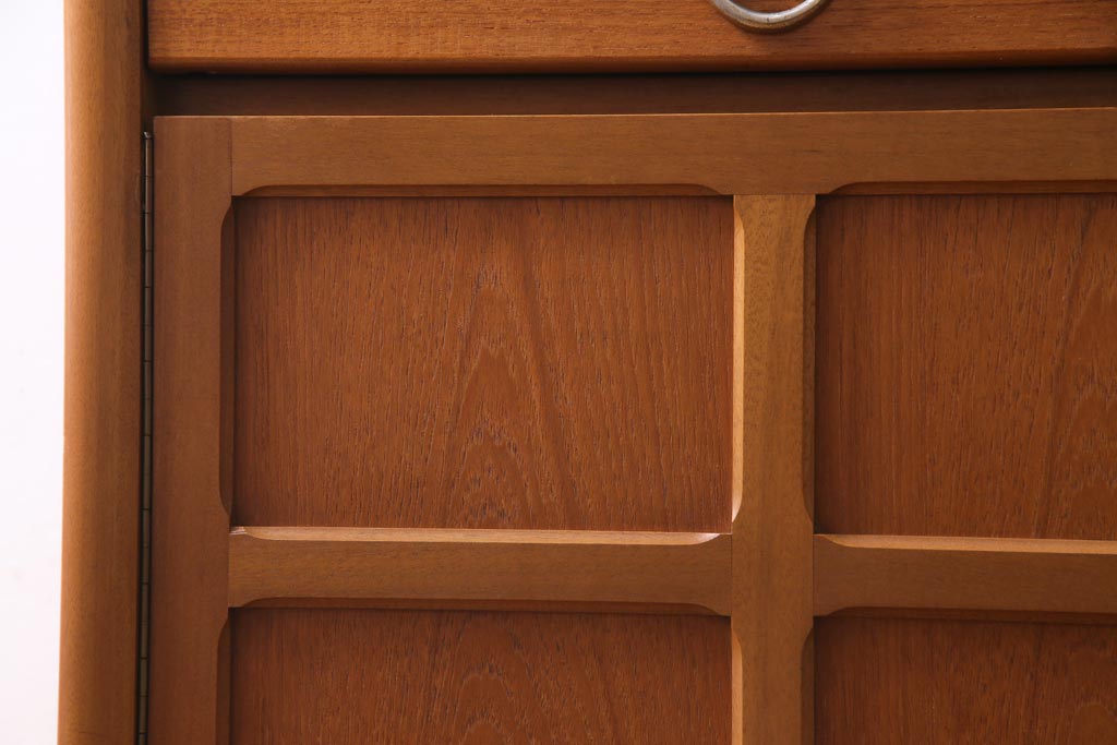 ヴィンテージ家具　北欧家具　チーク材　モダンなデザインがお洒落なサイドボード(収納棚、ビンテージ)