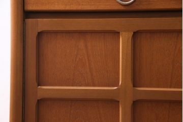 ヴィンテージ家具　北欧家具　チーク材　モダンなデザインがお洒落なサイドボード(収納棚、ビンテージ)