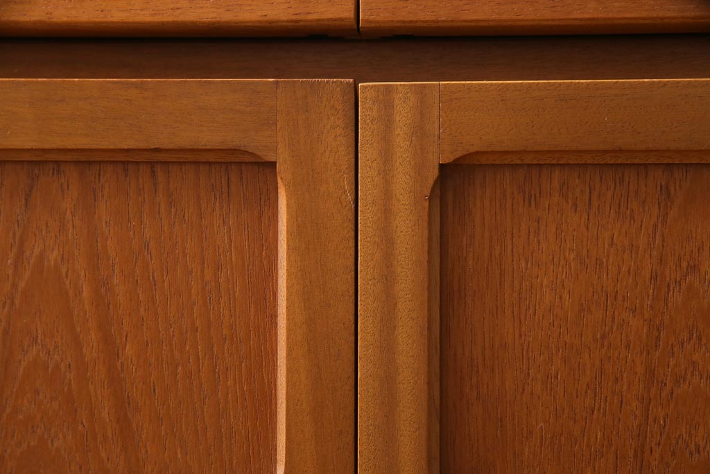 ヴィンテージ家具　北欧家具　チーク材　モダンなデザインがお洒落なサイドボード(収納棚、ビンテージ)