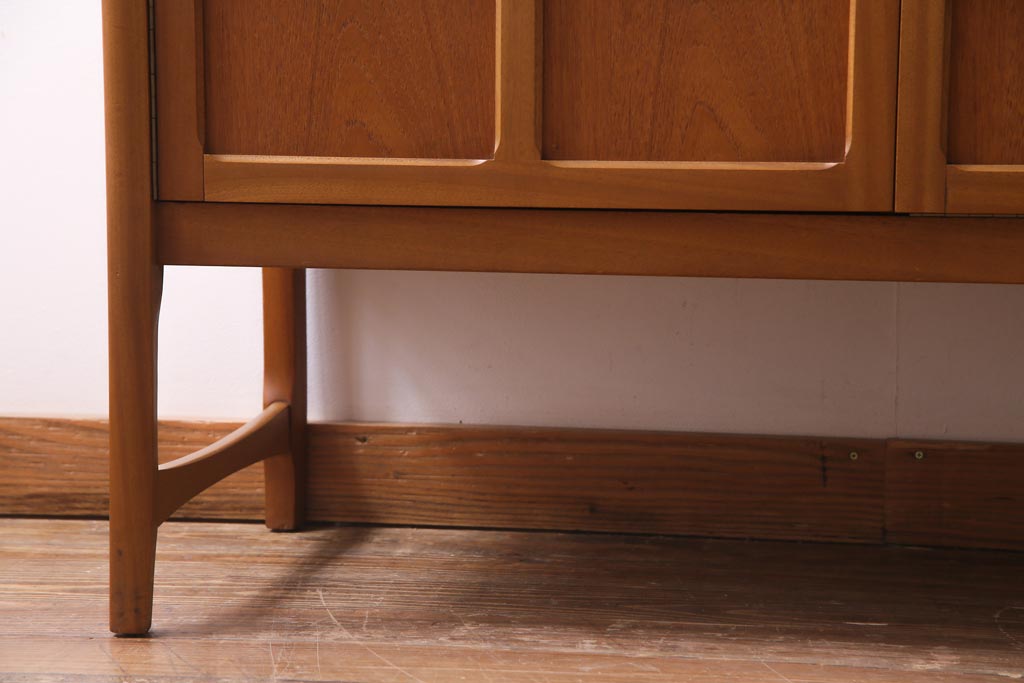 ヴィンテージ家具　北欧家具　チーク材　モダンなデザインがお洒落なサイドボード(収納棚、ビンテージ)