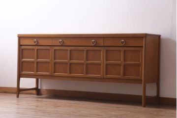 ヴィンテージ家具　北欧家具　チーク材　モダンなデザインがお洒落なサイドボード(収納棚、ビンテージ)