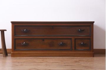 アンティーク家具　和製アンティーク　天板リメイク　桃の取っ手の箪笥ローチェスト(ローボード、テレビ台、タンス)(R-036557)