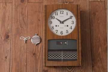 アンティーク雑貨　昭和レトロ　SEIKO(セイコー)　カレンダー付き　手巻き式　30DAY　レトロな色合いの掛時計(柱時計、振り子時計)(R-036559)