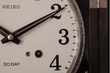 アンティーク雑貨　昭和レトロ　SEIKO(セイコー)　カレンダー付き　手巻き式　30DAY　レトロな色合いの掛時計(柱時計、振り子時計)(R-036559)