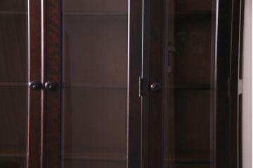 中古　北海道民芸家具　OM151　重厚感と気品漂う飾り棚(食器棚、キャビネット)(定価約79万円)(R-036561)