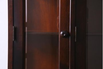 中古　北海道民芸家具　OM151　重厚感と気品漂う飾り棚(食器棚、キャビネット)(定価約79万円)(R-036561)