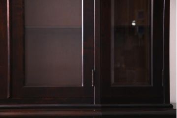 中古　北海道民芸家具　OM151　重厚感と気品漂う飾り棚(食器棚、キャビネット)(定価約79万円)(R-036561)