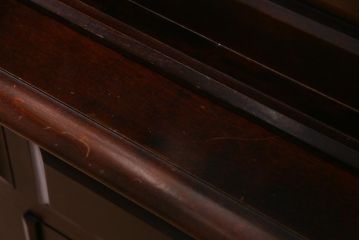 中古　北海道民芸家具　OM151　重厚感と気品漂う飾り棚(食器棚、キャビネット)(定価約79万円)(R-036561)