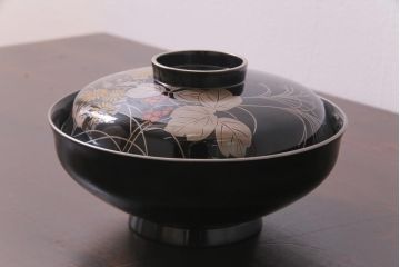 昭和期　輪島塗　涛華堂　八井珠蔵　黒塗銀地秋草描金　蒔絵　木製盛器・箱付き(菓子鉢、漆器)(R-036565)