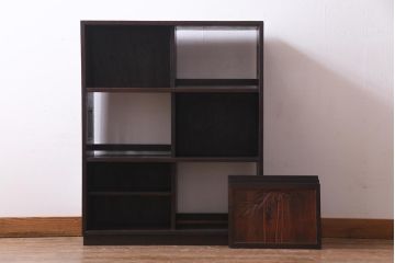 ヴィンテージ家具　和製ビンテージ　栗材　浮造り　互い違いの棚が目を引く茶棚(飾り棚)