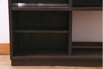 ヴィンテージ家具　和製ビンテージ　栗材　浮造り　互い違いの棚が目を引く茶棚(飾り棚)