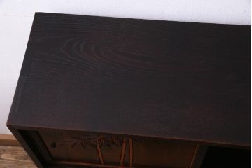 ヴィンテージ家具　和製ビンテージ　栗材　浮造り　互い違いの棚が目を引く茶棚(飾り棚)