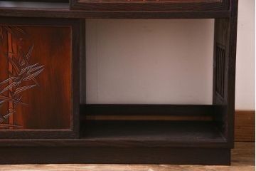 ヴィンテージ家具　和製ビンテージ　栗材　浮造り　互い違いの棚が目を引く茶棚(飾り棚)