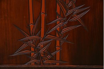 ヴィンテージ家具　和製ビンテージ　栗材　浮造り　互い違いの棚が目を引く茶棚(飾り棚)