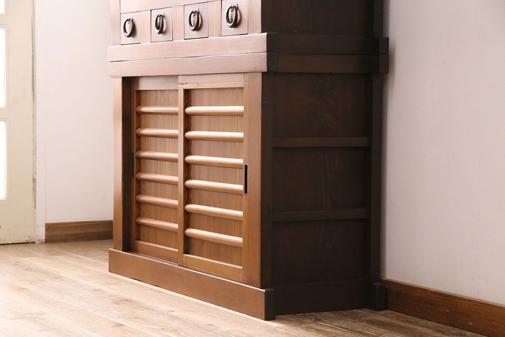 和製アンティーク　凝ったつくりが随所に見られる上質な四尺京水屋箪笥(4尺水屋箪笥、収納棚、キャビネット)(R-036574)