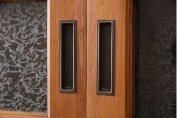 和製アンティーク　凝ったつくりが随所に見られる上質な四尺京水屋箪笥(4尺水屋箪笥、収納棚、キャビネット)(R-036574)