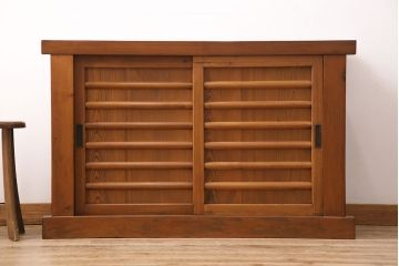 和製アンティーク　明るい木色と横桟が上品な雰囲気を醸し出す四尺京水屋収納棚(4尺水屋箪笥、リビングボード、キャビネット)(R-036576)