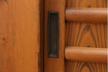 和製アンティーク　明るい木色と横桟が上品な雰囲気を醸し出す四尺京水屋収納棚(4尺水屋箪笥、リビングボード、キャビネット)(R-036576)