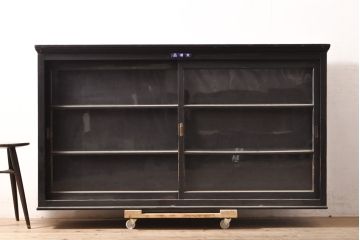 アンティーク家具　ゆらゆらガラス　シックな黒塗りサイドボード(飾り棚)(R-036581)