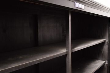 アンティーク家具　ゆらゆらガラス　シックな黒塗りサイドボード(飾り棚)(R-036581)