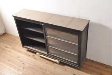 アンティーク家具　ゆらゆらガラス　シックな黒塗りサイドボード(飾り棚)(R-036581)