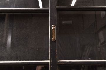 アンティーク家具　ゆらゆらガラス　シックな黒塗りサイドボード(飾り棚)(R-036581)