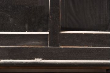 アンティーク家具　ゆらゆらガラス　シックな黒塗りサイドボード(飾り棚)(R-036581)
