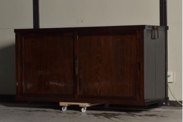 和製アンティーク　木製引き戸のシンプルな収納箪笥サイドボード(収納棚、戸棚、夜具箪笥、布団箪笥)(R-036604)