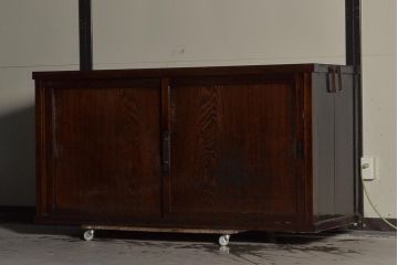 和製アンティーク　木製引き戸のシンプルな収納箪笥サイドボード(収納棚、戸棚、夜具箪笥、布団箪笥)(R-036605)