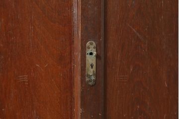 アンティーク家具　昭和レトロ　深みのある木色から温もりを感じる食器棚(キャビネット、収納棚)(R-036618)