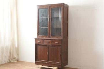 アンティーク家具　昭和レトロ　深みのある木色から温もりを感じる食器棚(キャビネット、収納棚)(R-036618)
