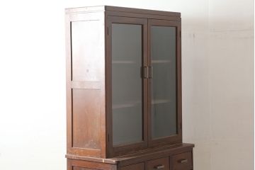 アンティーク家具　昭和レトロ　深みのある木色から温もりを感じる食器棚(キャビネット、収納棚)(R-036618)