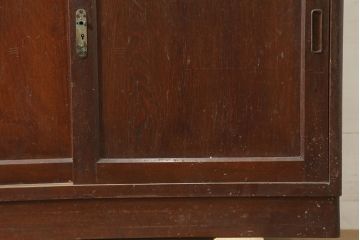 アンティーク家具　昭和レトロ　深みのある木色から温もりを感じる食器棚(キャビネット、収納棚)(R-036618)