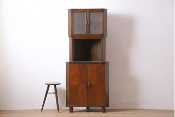 アンティーク家具　昭和中期　ダイヤガラス　ノスタルジックな雰囲気漂うコーナーキャビネット(コーナーシェルフ、戸棚、収納棚)(R-036620)