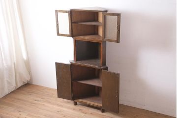アンティーク家具　昭和中期　ダイヤガラス　ノスタルジックな雰囲気漂うコーナーキャビネット(コーナーシェルフ、戸棚、収納棚)(R-036620)