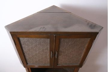 アンティーク家具　昭和中期　ダイヤガラス　ノスタルジックな雰囲気漂うコーナーキャビネット(コーナーシェルフ、戸棚、収納棚)(R-036620)